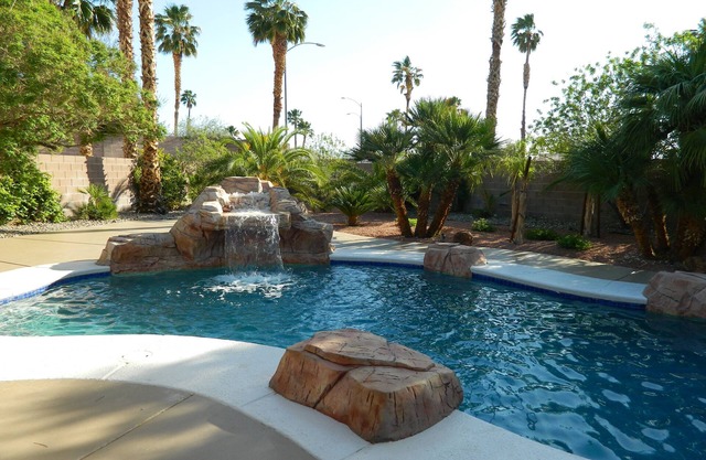 Impresionante oasis en el patio trasero de Las Vegas con Mountain View