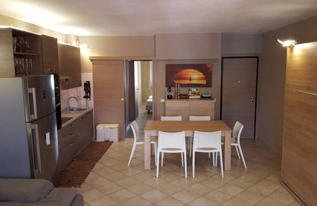Apartamento de tres habitaciones con 2 baños, amplia terraza y jardín equipado.
