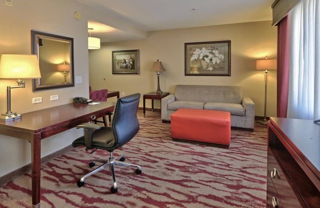 Three Spacious Units, Pool, Kitchenette, Shuttle, Breakfast