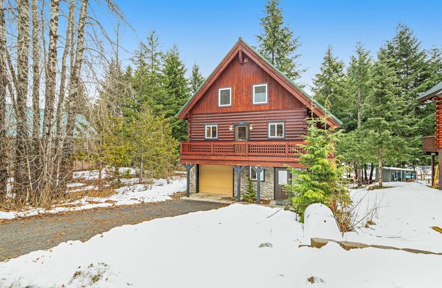 Three-story rural cabin + loft w/private washer/dryer, deck, & high-speed WiFi