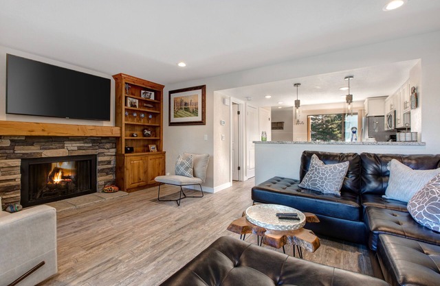 Three-story townhome with private hot tub, gas fireplace, decks