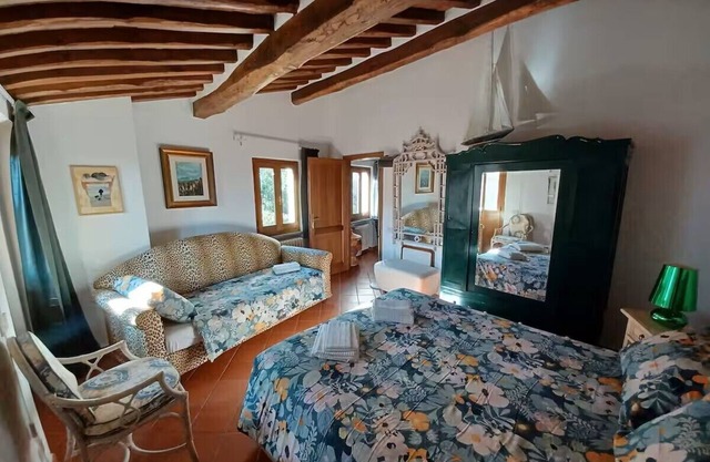 Three-story villa with garden and olive grove at the complete disposal of guests