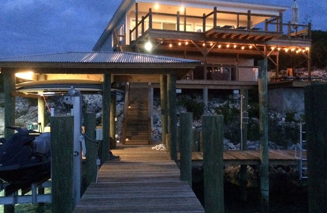 Punto de Thunderball. 5BR de lujo, 4 baños. Casa frente al mar en Staniel Cay.