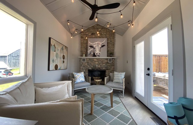 Thunderbird Farm - Luxury 5-Bedroom Farmhouse w/ Pool & Hands-On Farm Experience
