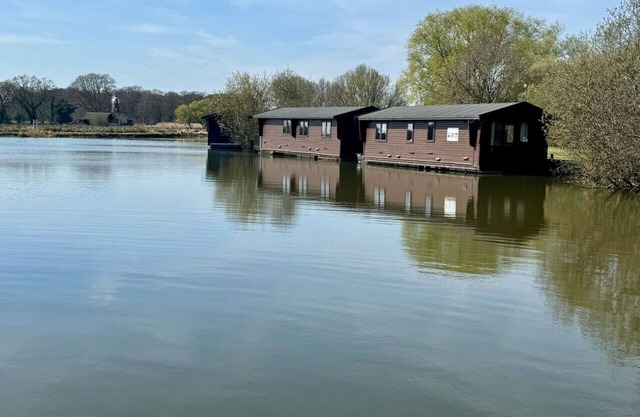 Thurne River Lodge Houseboat