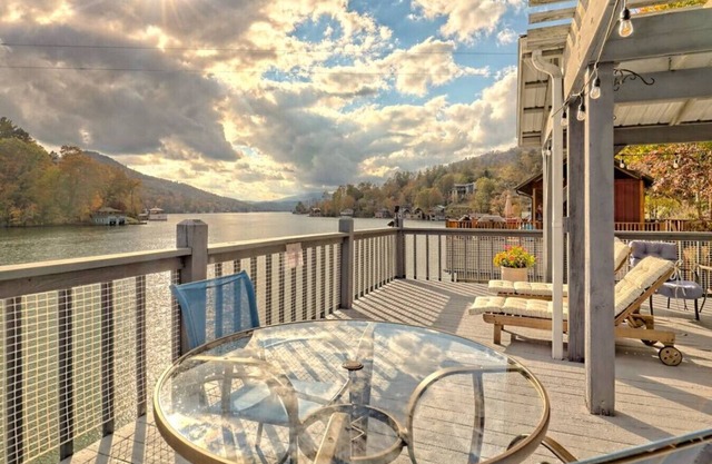 Tibor’s Landing on Lake Burton - Plus Dock House & Hot Tub