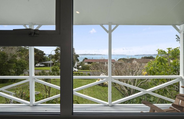 TIDE AND TRUE - ALGIES BAY HOLIDAY HOME, with a garden in Algies Bay