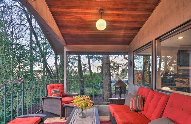Tigard Retreat w/Deck, 15 Mins From Portland!