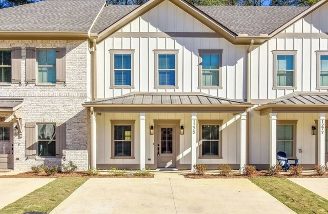 New! Tiger's Tail in Auburn - 2 BR/2.5 BA condo 1.5 miles from AU, sleeps 8!