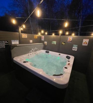 Tigers Wood - 2 bed hot tub lodge with free golf, NO BUGGY