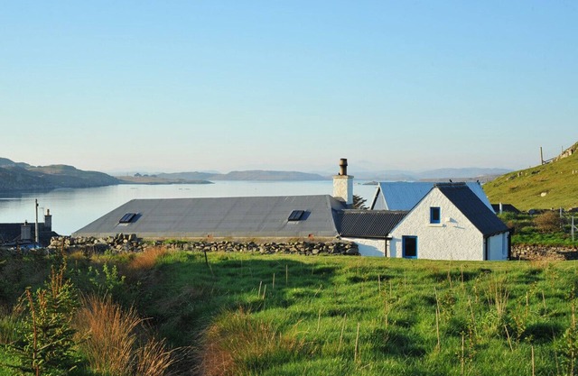 TIGH BHISA BLACKHOUSE, romantic, with open fire in Tolsta Chaolais
