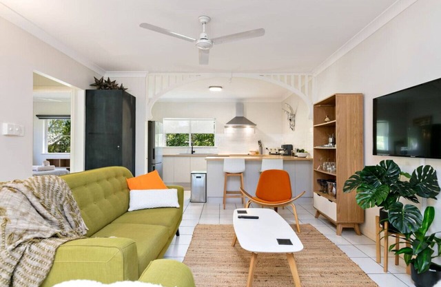 Tiki Dreams: Charming Cairns Retreat with Pool, Balcony & Easy Access to the City Center
