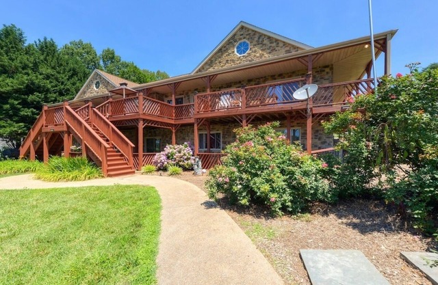 Tiki House, perfect large family getaway!