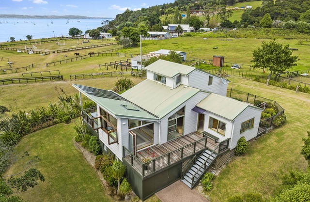 Tikirau Bay Views - Tikirau Bay Views is a wonderfully appointed family holiday home right next to the beach in Oneroa. With three bedrooms (2 x singles and 2 x queens) and a good sized family bathroom, this is the perfect location for a family group