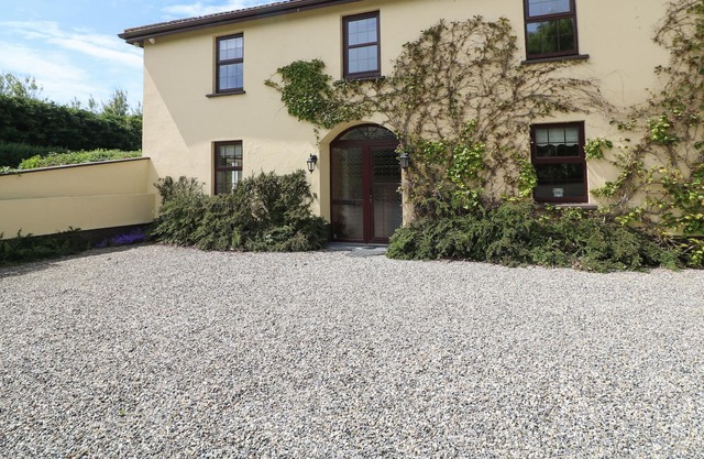 TILLADAVIN HOUSE, family friendly in Kilmore, County Wexford