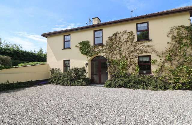 TILLADAVIN HOUSE, family friendly in Kilmore, County Wexford