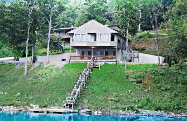 Tiltn Hiltn Hermosa casa frente al lago en el lago Norris en Lafollette, TN