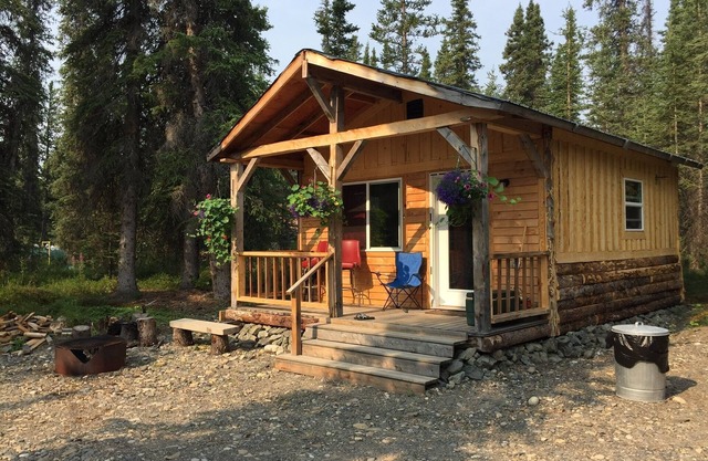 Una pequeña cabaña rústica cerca del Parque Nacional Denali