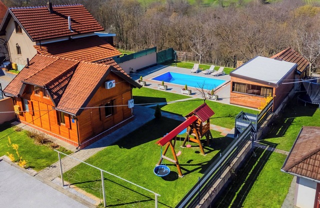 Timber Cottage With Pool, Zasadbreg, Croatia