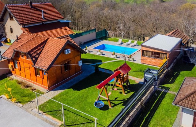 Timber Cottage With Pool - Happy Rentals