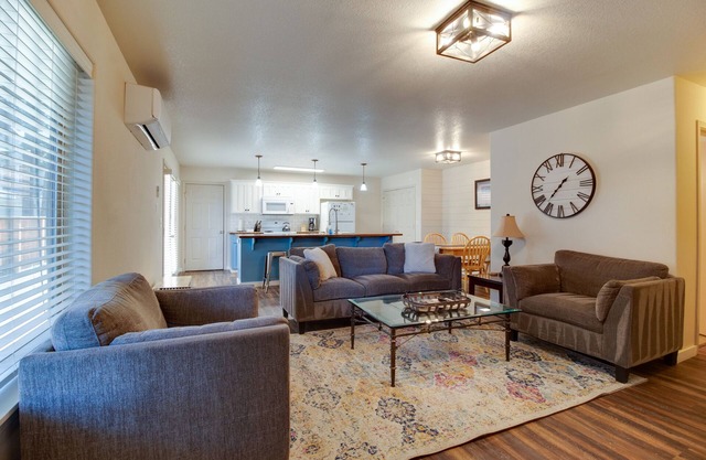 Timber Creek Escape Sisters Townhome pet friendly and great location