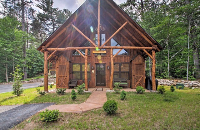 Timber Home: Walk to Slopes & N Conway Shops!