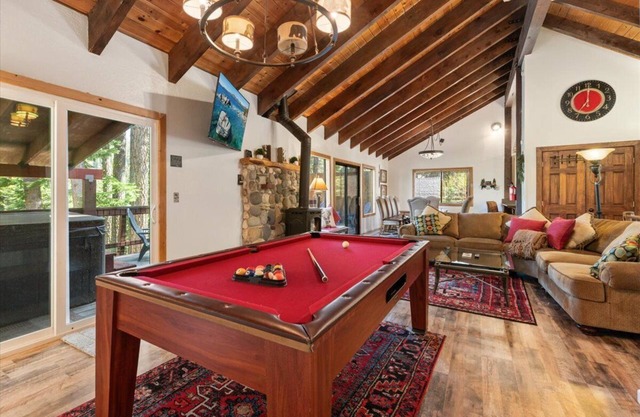 Timberhaus | Hot Tub & Pool Table, 10 Min to Beach!