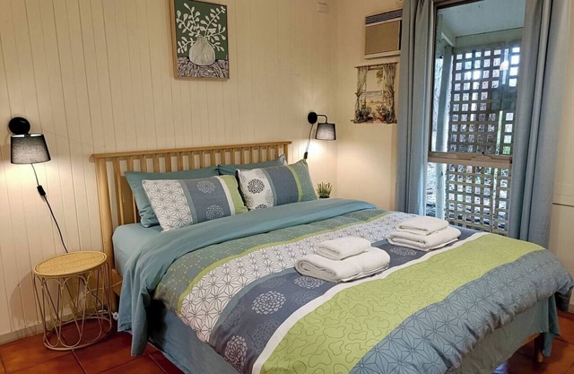 TimberLoo Cottage (1 Queen Bed) SPA & Wood Stove