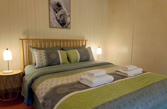 TimberLoo Cottage (1 Queen Bed) SPA & Wood Stove