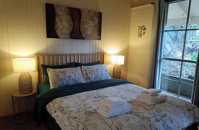TimberLoo Cottage (1 Queen Bed) SPA & Wood Stove