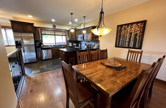 TimberStone 14 - Golf - Ski - Hike - Chill - Private Hot Tub - Sleeps 9