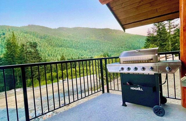 Timberwolf A- New Luxury Lodge *HOT TUB* GAMES ROOM*