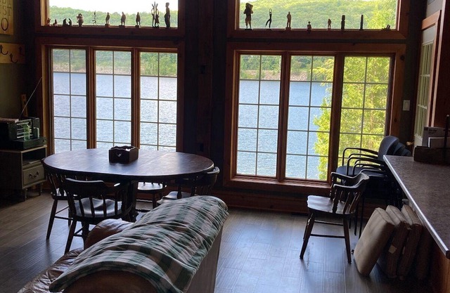 Time to relax! Waterfront, 10 mins to Haliburton.