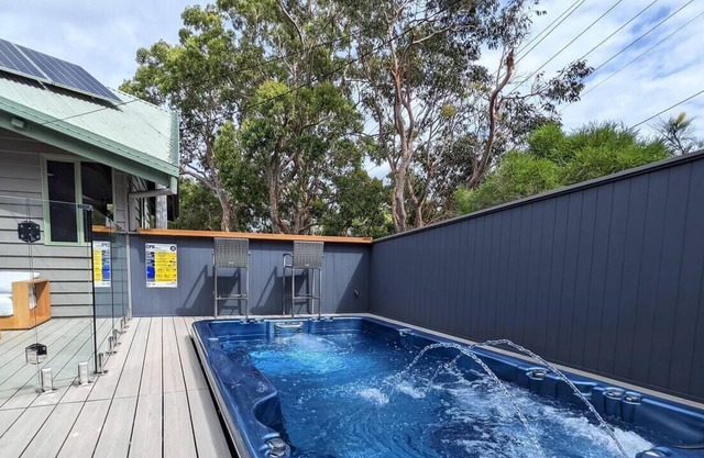 Timeless house with heated spa pool, walk to beaches.