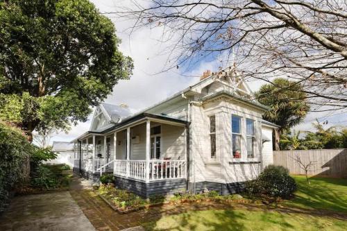 Timeless Treasure - family retreat with garden