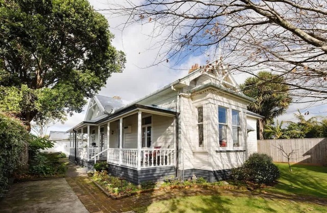 Timeless Treasure - family retreat with garden