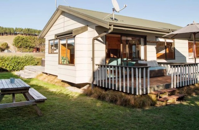TIMEOUT COTTAGE - WAIMARAMA HOLIDAY HOME, with a garden in Waimarama