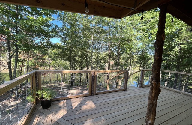 Tiny Cabin. Come here to unplug & relax on the pond.