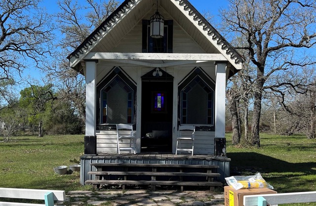 Tiny Chapel Glamping 20 Minutes from ATX, 10 Minutes from COTA.