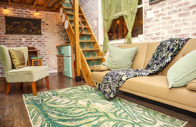 Tiny Cottagecore House in Miami. Walking distance to Hialeah Hospital!