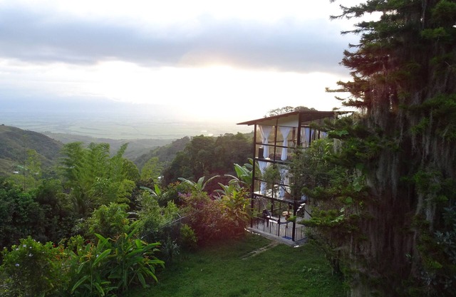 Pequeña casa de cristal con vistas increíbles