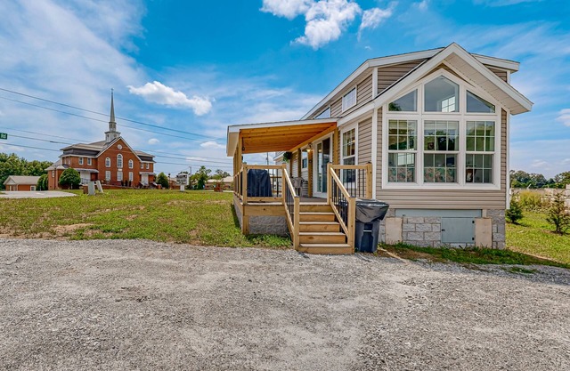 Brand-new cottage in great location with grill, firepit, covered deck, streaming