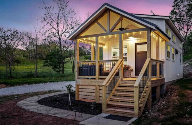 Tiny Home on Price Coffee Rd! Sleeps 6!