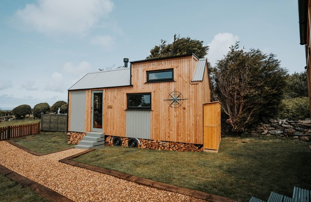 ROWAN, pet friendly, with open fire in Llanfechell