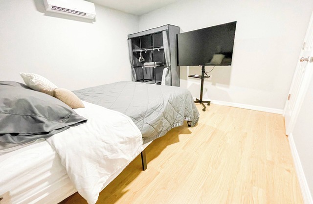 Tiny house No. 3 Charming 1-bedroom, Kitchen in fabulous Pinellas Park with AC