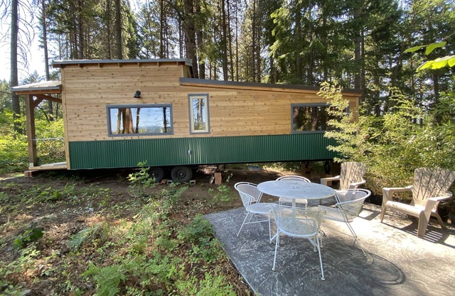 Tiny house on 6 quiet acres with outdoor steam sauna, and views. Pet friendly!
