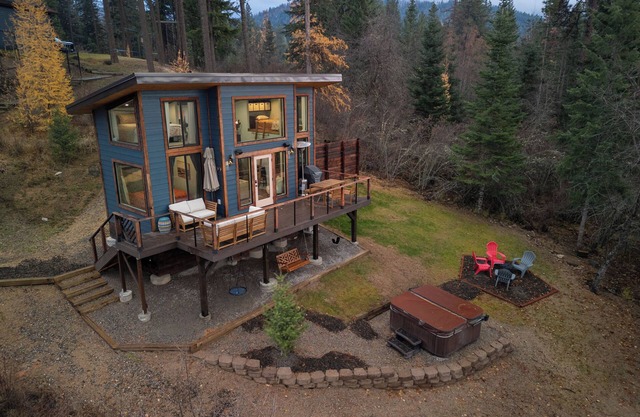 Tiny House on Hayden Lake with beach access and hot tub