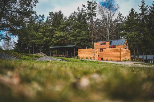 Tiny house s vyhřívacím koupacím sudem