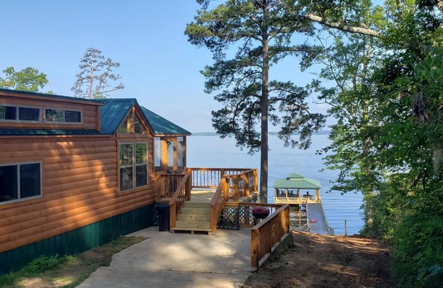 Tiny Toledo - Toledo Bend Lakefront Cabin with Boathouse