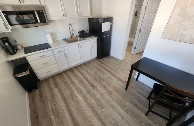 Tinyhouse with AC and laundry area. Near Ector County Coliseum